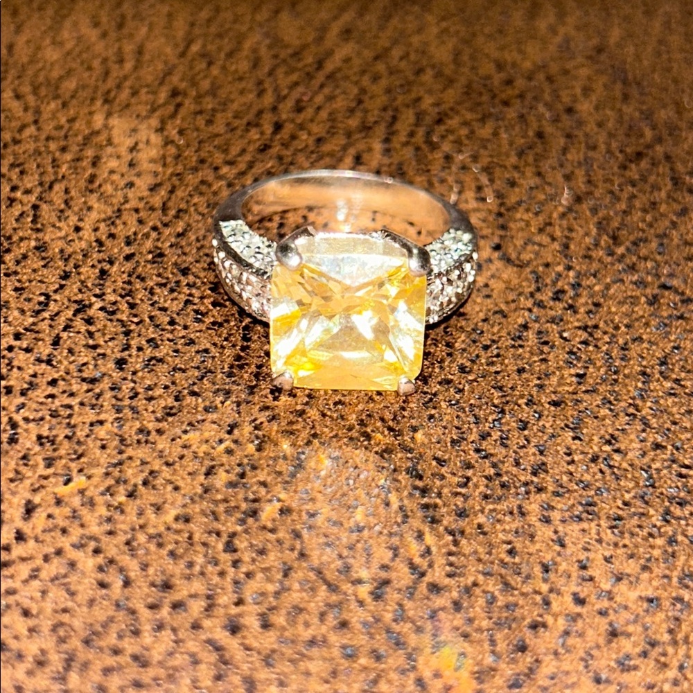 Avon Cocktail Ring—New without box - Picture 3 of 7